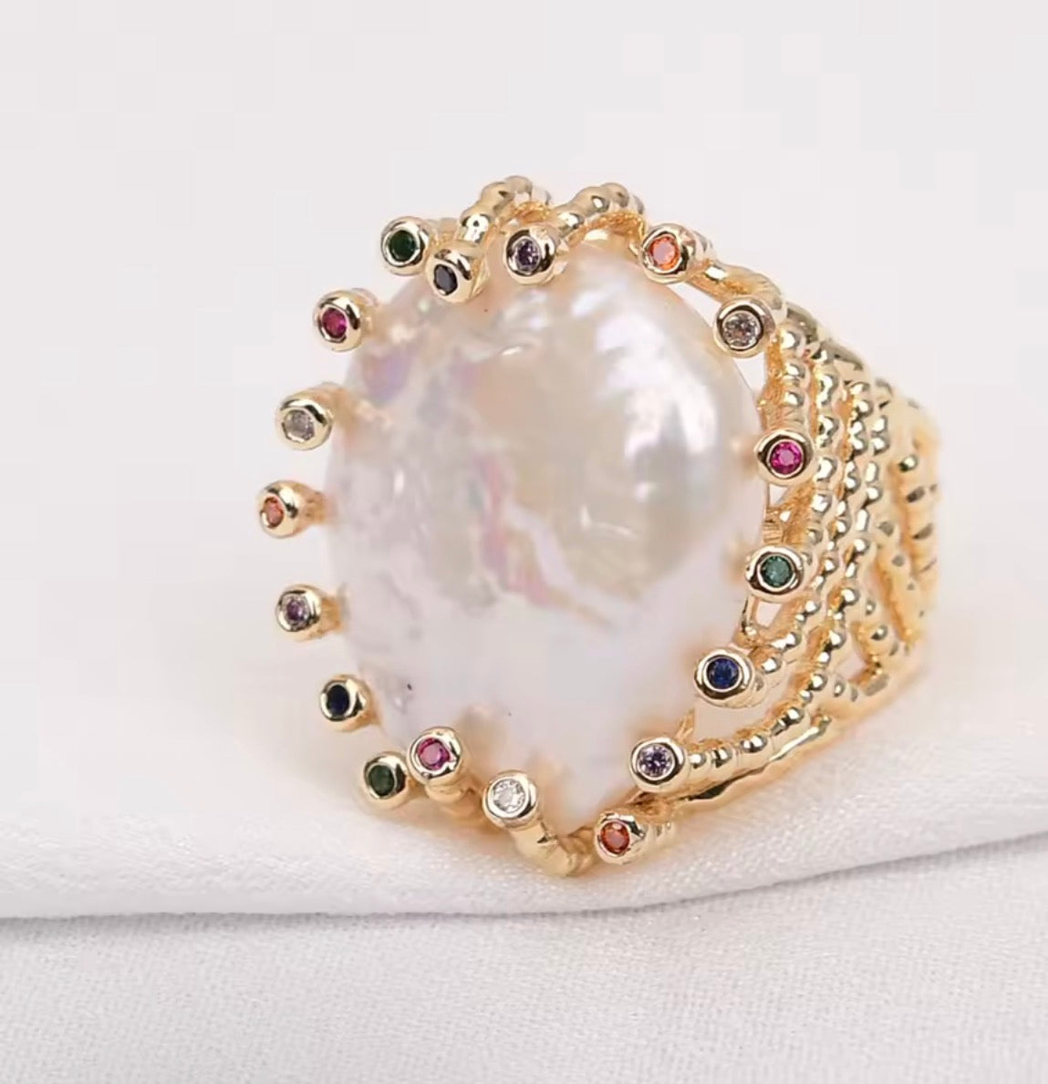 Gold plated statement ring — Pearl